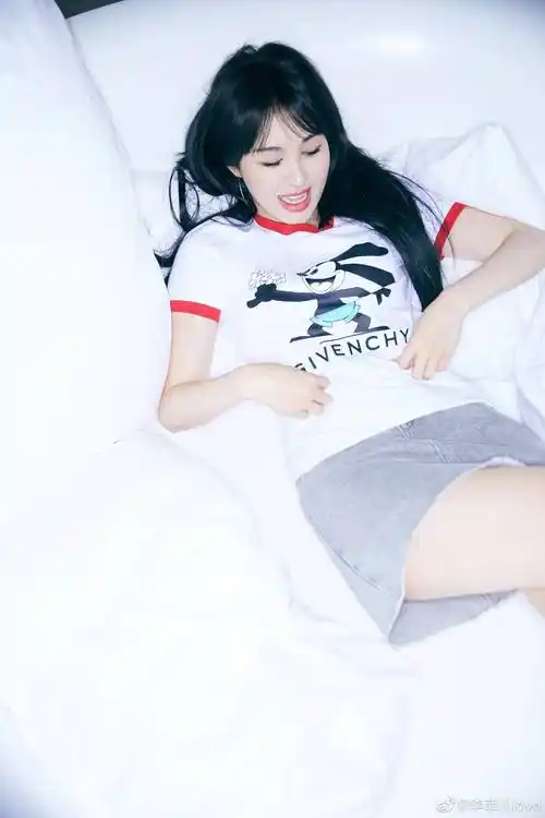 有着"人间蜜桃","柯基臀"的李菲儿都已经不把我门当外人了,你们喜欢她