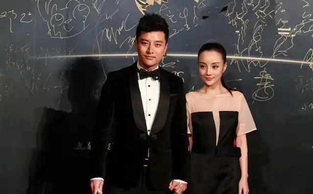 李小璐与贾乃亮同台亮相活动