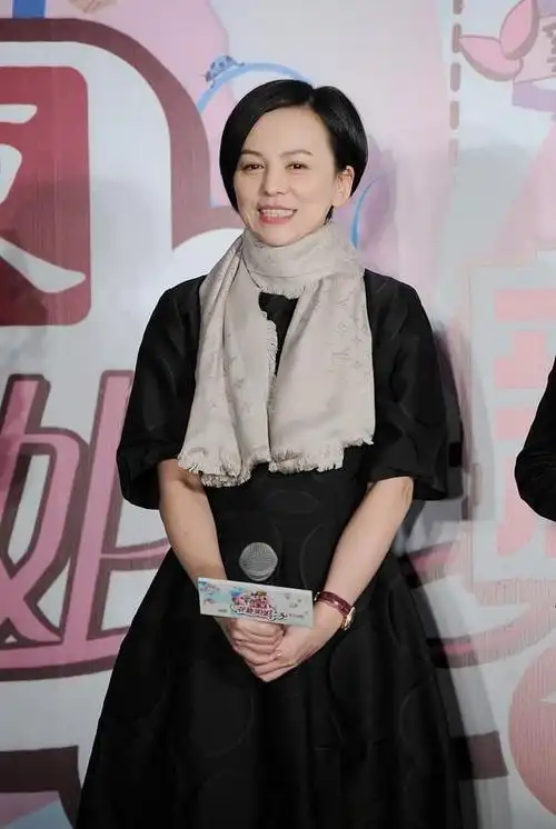 王琳在宋祖儿面前装嫩扎个小揪揪走机场也不看看自己多少岁