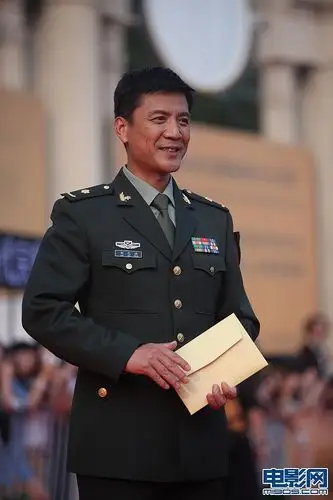 《飞天》剧组亮相红毯 李幼斌着军装气势足