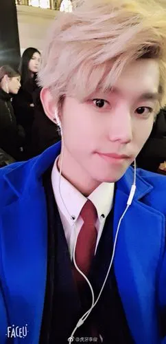 虎牙韩国男神李俊白色情人节新歌首发困在黎明独解爱情