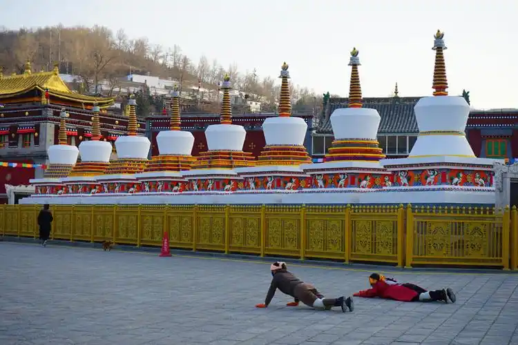 青海塔尔寺掠影僧侣酥油灯以及磕长头的人们