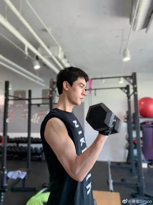 张哲瀚我只有一块大肚腩男明星都是身材管理大师