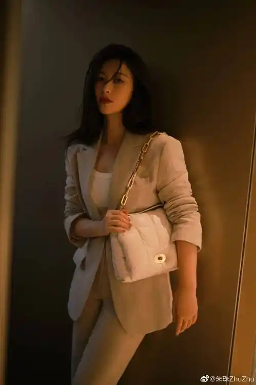 没想到吧2023年了,还能看到品如艾莉同框!_秋瓷炫_amber_舞台