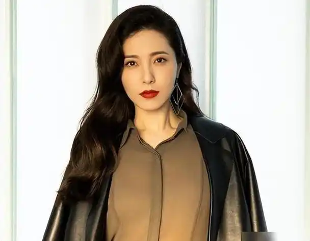 事实证明47岁无人敢娶的曾黎已经过上属于自己的幸福生活