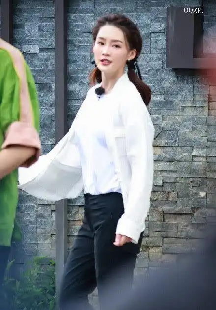 近日,李沁综艺路透曝光,白t恤搭黑长裤利落简约,双马尾俏皮可爱少女感
