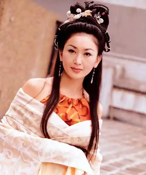 "妲己"温碧霞:为摆脱贫困,17岁为艺术献身,55岁依旧时尚尤存_刘德华