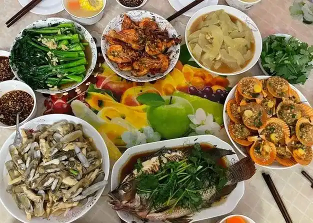 儿媳做大餐为婆婆过生日,被小姑子吐槽难吃,老公:爱吃吃不吃滚