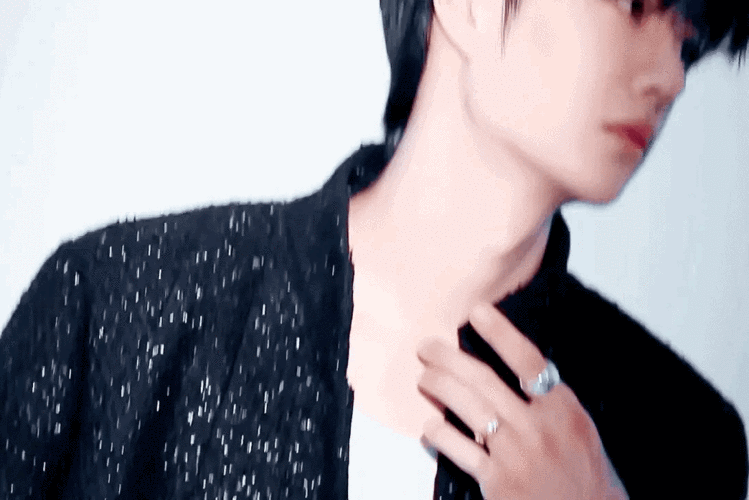 王一博用化妆刷刷喉结