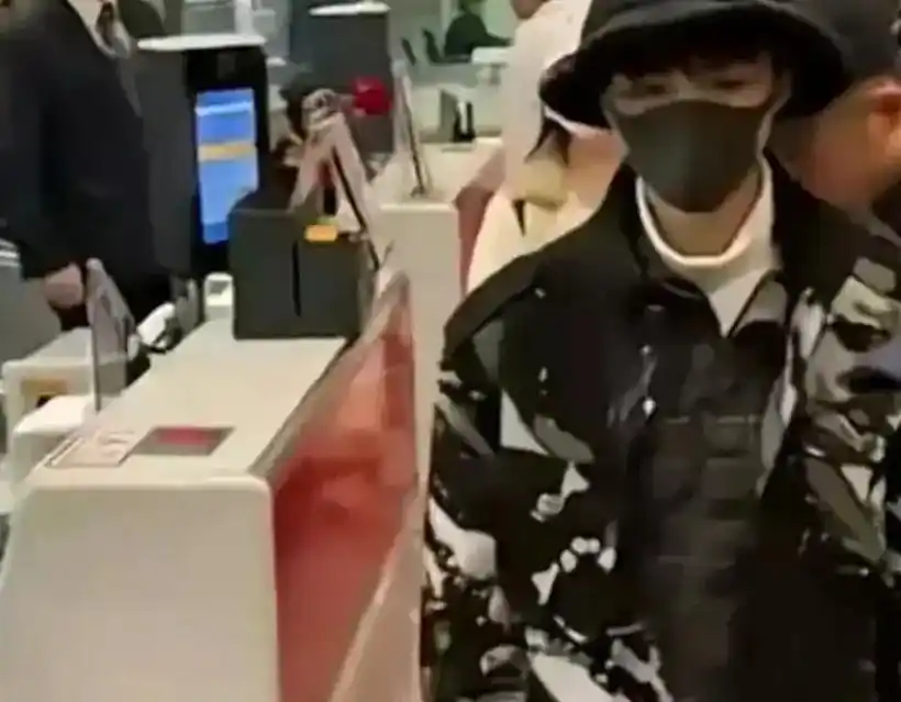 耍大牌?王俊凯女助理机场发飙,连一旁的路人都看不下去了