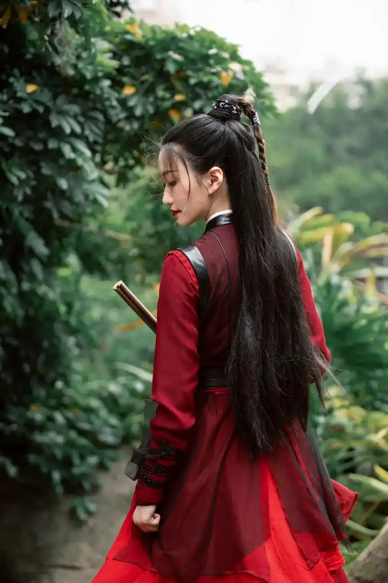 武侠梦 #古风 #女侠  披甲佩剑,飒爽柔情. - 抖音