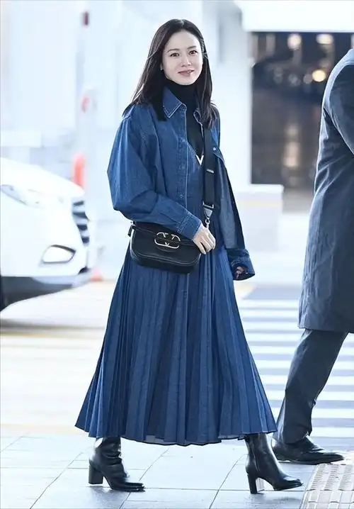 孙艺珍启程去纽约看展,身穿蓝色牛仔裙好像怀了二胎|玄彬|长裙|穿搭