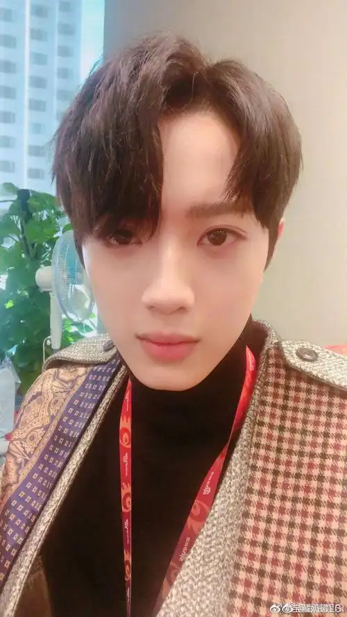 论赖冠霖的自拍,技术不够颜值来凑