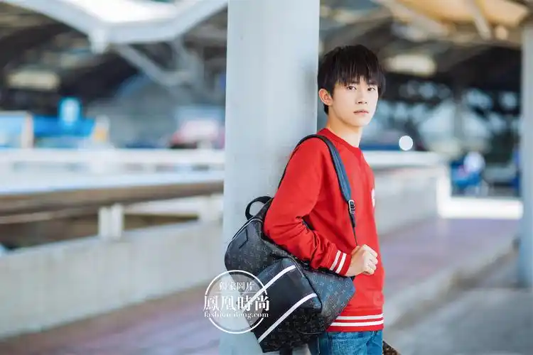 独家街拍|易烊千玺启程丹麦 全身被lv承包