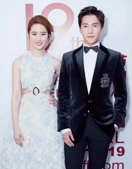 刘亦菲出席宝格丽活动,主动拥抱杨洋,杨洋略显拘谨被质疑格局小