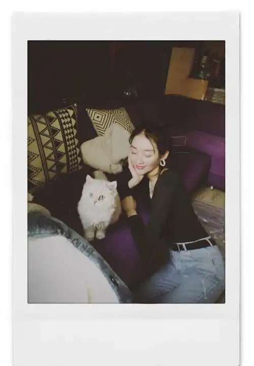 小鬼绯闻女友被经纪公司解约帅不过两秒签约艺人秒变游民了