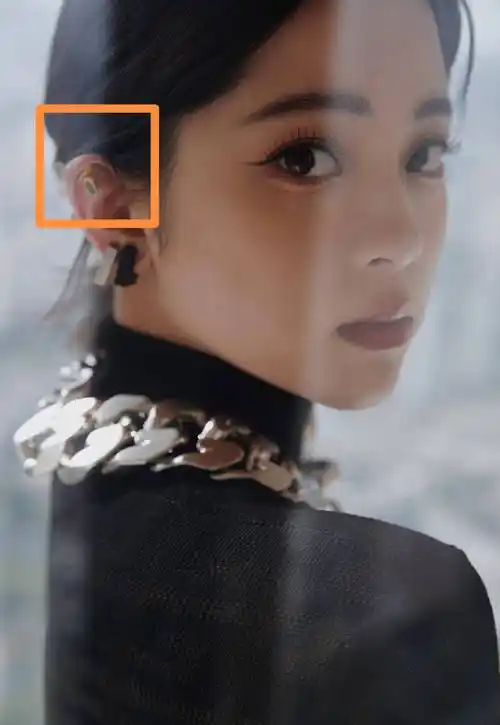 除了身材体重之外,还有网友发现,欧阳娜娜除了之前的两个耳洞之外