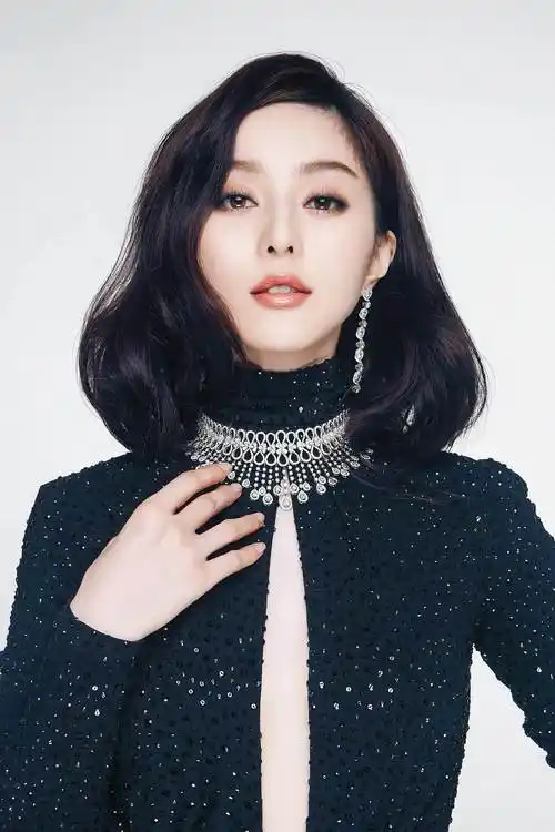 曾经围绕在范冰冰身边的人对她敬而远之,李晨也在2019年6月27日和她