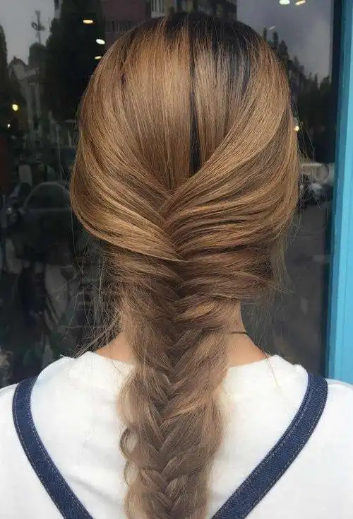 首页 玩发型 编头发 复古风情尽显鱼尾辫编发 唯美漂亮女生编发打造