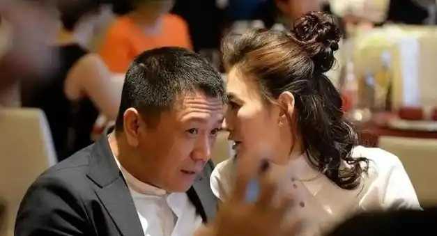 李小冉携富豪老公现身酒会她穿衬衫嫩如学生大6岁的他像爸爸