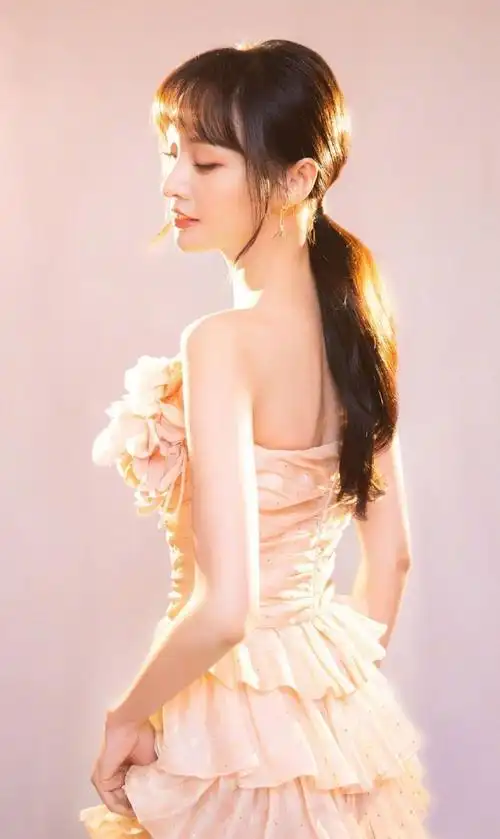 演员郑爽,坦率正直的小仙女,来看美美的照片吧