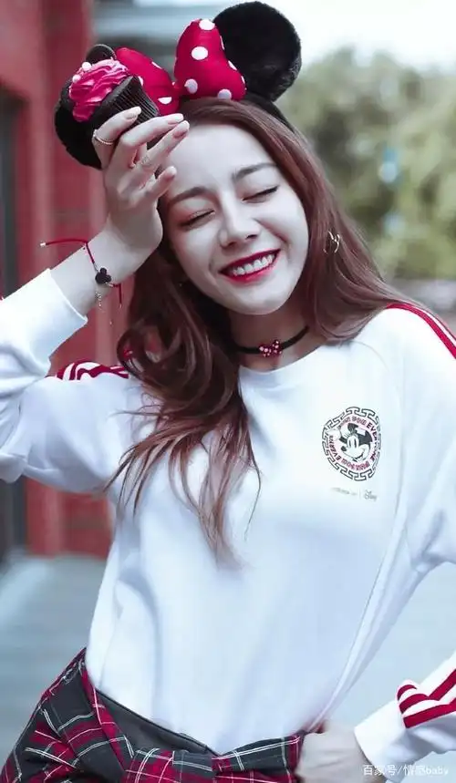 穿上校服的迪丽热巴美翻了