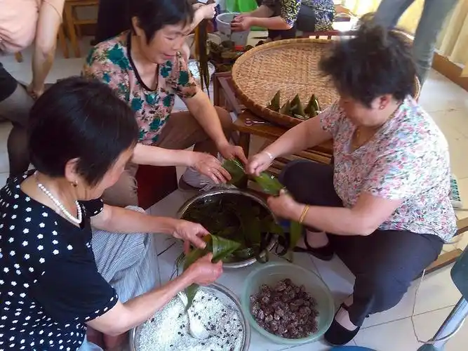 桥头村参加端午包粽子主题活动
