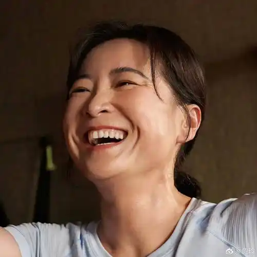 贾玲成为运动品牌大使,腹肌更明显没反弹,她一脸褶子笑的很灿烂