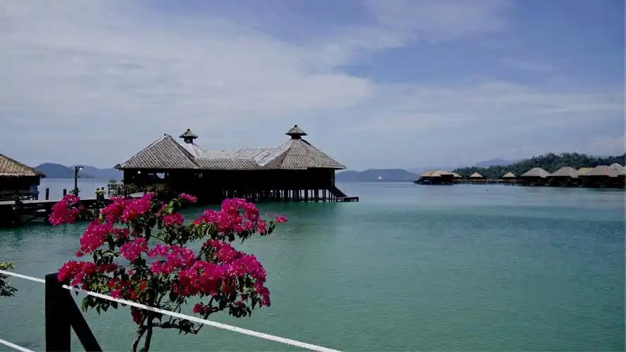 马来西亚的沙巴岛海景纯净,系公认的"世界三大最佳落日观赏地"之一,身