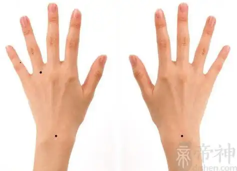 女人右手背有5颗痣图解 女人手背都有什么含义