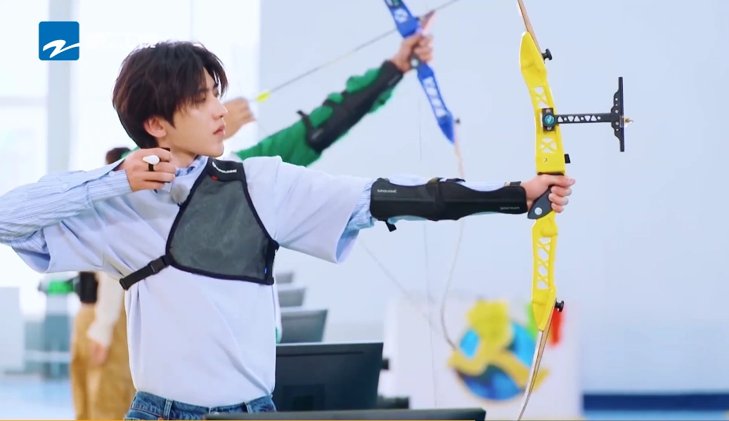 奔跑吧:射箭姿势,蔡徐坤帅气,沙溢搞笑,成毅不愧"少年天子"