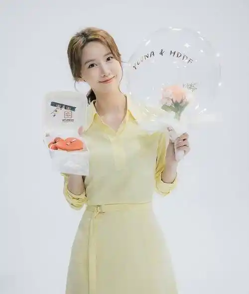 原创原创29岁林允儿穿衬衫套裙撞衫38岁宋慧乔相差9岁差距也不明显