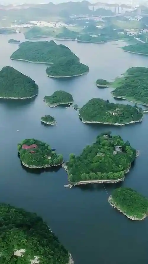 湖中有108个小岛,岛上有人家,都是坐船串门!