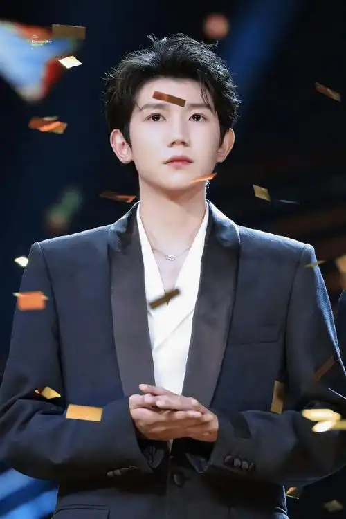 "在梅奔和大家再次相见"  西装也是可爱的  @tfboys-王源#王源看我们