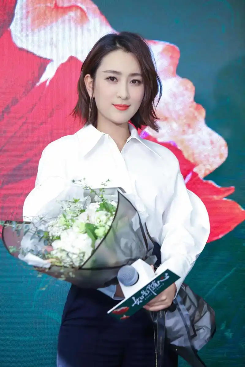 38岁马苏换新发型,变波波头短发配衬衫 西裤干练时髦,减龄时髦