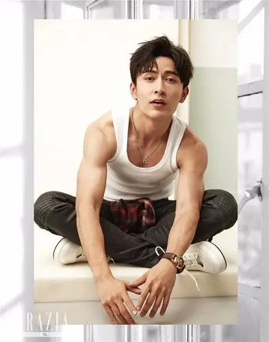 外套叠穿look展现雕塑腹肌,表情包四宫格米热与镜头趣味