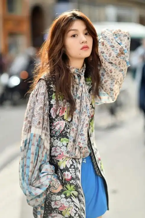 组图:春夏再赴巴黎看秀 慵懒迷人尽显法式风情 : 近日,演员春夏第二次