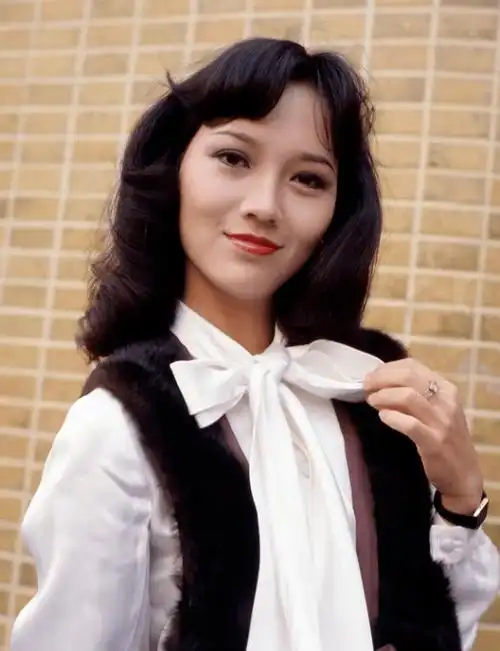 原创赵雅芝不愧是初代女神高调晒年轻旧照秀美貌穿搭竟一点不过时