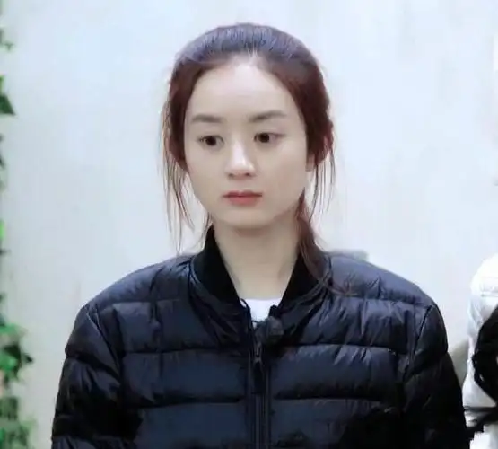 赵丽颖天生一张圆圆的娃娃脸,十分招人爱.