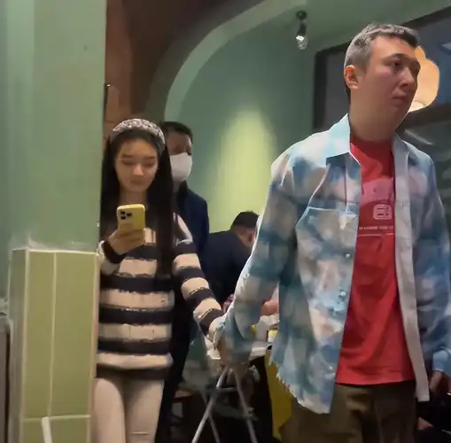 王思聪牵手新女友就餐被拍!