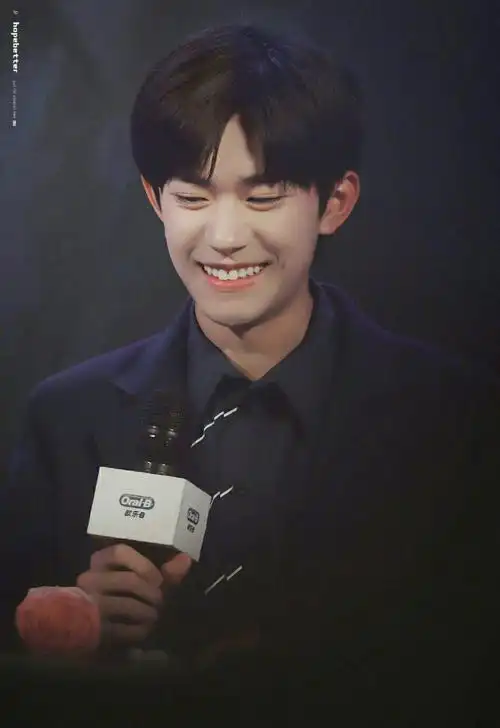 易烊千玺笑容小合集,是笑起来会有小梨涡的阳光少年