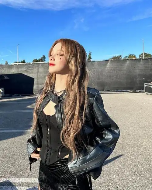 宋雨琦穿皮衣化身辣妹 肩披卷发红唇又甜又酷