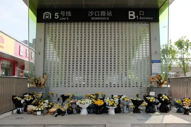 7月25日,为了悼念逝者,郑州市民自发前往5号线地铁沙口路站献花,图