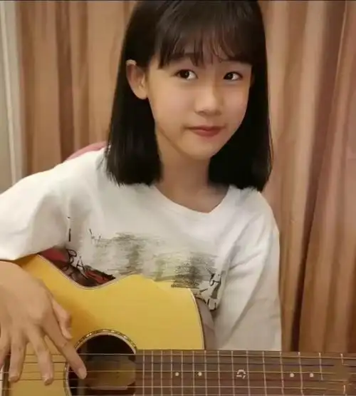 13岁贝儿自弹自唱英文歌曲短发披肩气质大变五官清秀酷似陆毅