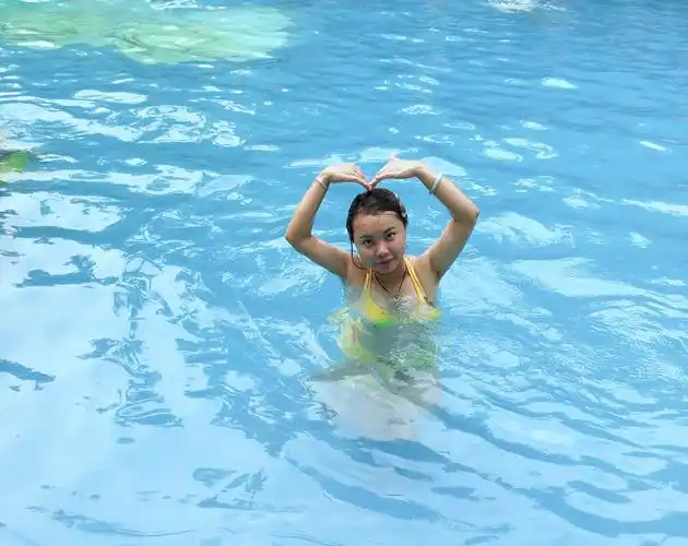 泥浆完了之后,冲洗干净,温泉泡泡,好舒服,为太保的游泳健将笔芯