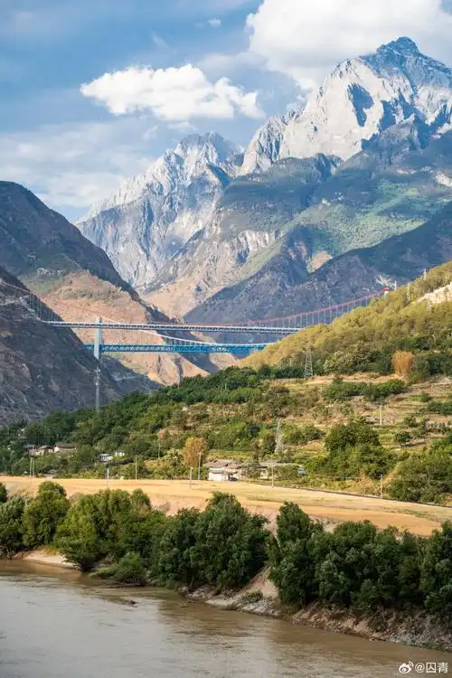 五月份从丽江前往哈巴村的路上,我拍到了雄伟壮观的虎跳峡92