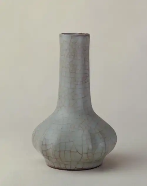官窑青釉蒜头瓶,宋,高13.2cm,口径3.2cm,足径5.7cm.