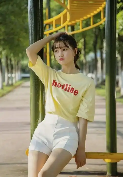 清纯可爱校花女神夏日俏皮户外写真