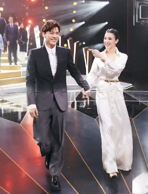 李易峰和宋佳这张图抓拍的神了风华正茂!意气风发!