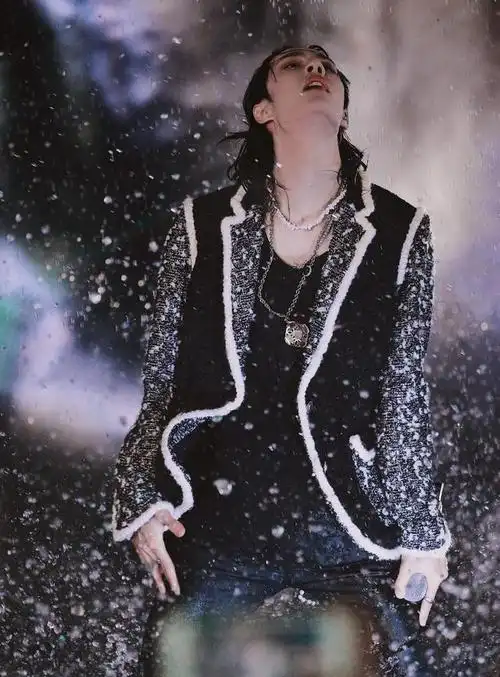 跨年夜王一博高清图,骑摩托车入场,长发撩人水中唱跳